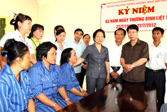 Phó Chủ tịch nước Nguyễn Thị Doan thăm, tặng quà nhân Ngày Thương binh, liệt sỹ