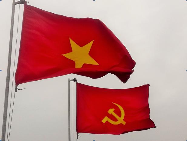 Cờ Tổ Quốc: Cờ Tổ Quốc là biểu tượng của sự độc lập và tự do của Việt Nam. Năm 2024, cờ Tổ quốc lại được người dân cất lên cao tại khắp mọi nơi, từ trường học đến các cơ quan tổ chức. Đây là niềm tự hào và tình yêu quê hương hòa quyện trong mỗi thế hệ người Việt Nam.